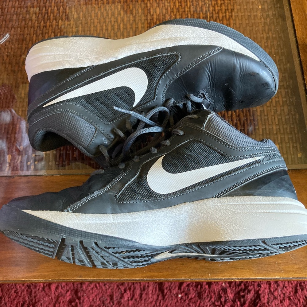 NIKE Overplay VIII great condition size 9. Insoles are replacements.